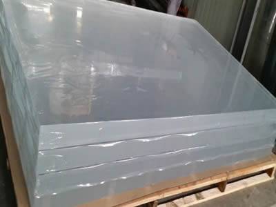 Four clear acrylic sheets are wrapped by PE film respectively and then put them on the pallets.